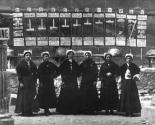 Groupe de femmes devant , les 12 pancartes symbolisant les degrés de patience du thermomètre des « meurt de faim » du Midi.