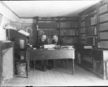 L'archiviste Joseph Poux dans son bureau