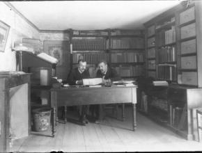 L'archiviste Joseph Poux dans son bureau
