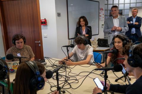 Carole Drucker-Godard, Sébastien Gasparini et Denis Tuchais observent un atelier dédié aux podcasts.