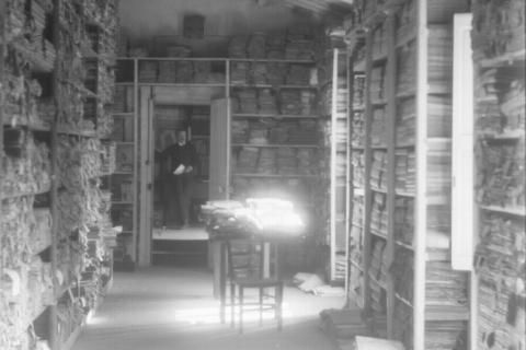 5 Fi 164	Archives départementales de l'Aude., s.d. [v. 1902], Salle du second étage sur la rue avec vue en enfilade sur le cabinet de l'archiviste, Joseph Poux. photo de Couverture