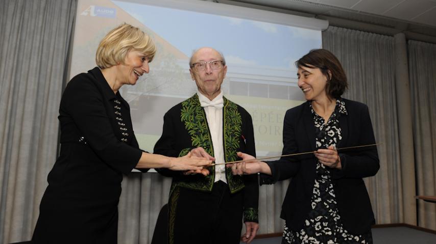 L'archéologue Jean Guilaine a remis son épée d'académicien à la présidente du Département, Hélène Sandragné, et la conseillère départementale déléguée à la culture, Maria Conquet.