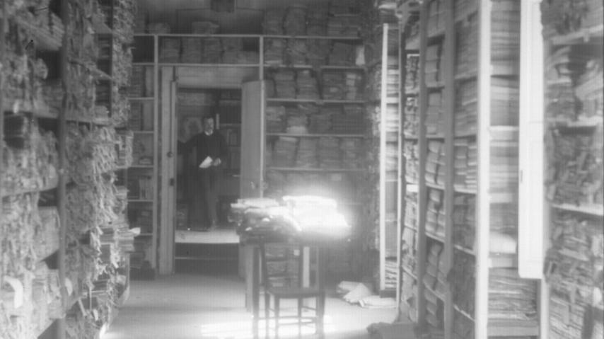 5 Fi 164	Archives départementales de l'Aude., s.d. [v. 1902], Salle du second étage sur la rue avec vue en enfilade sur le cabinet de l'archiviste, Joseph Poux. photo de Couverture
