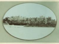Carcassonne : La Cité. Photographies sépia. Le front nord-ouest, avec au premier plan la rivière d'Aude en crue lors des inondations de 1891. 13 cm x 18 cm. 1891.