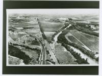 Trèbes, voies de communication et vignoble : vue aérienne prise vers l'ouest-nord-ouest (9 km est de Carcassonne, près de Fontiès), septembre 1957.